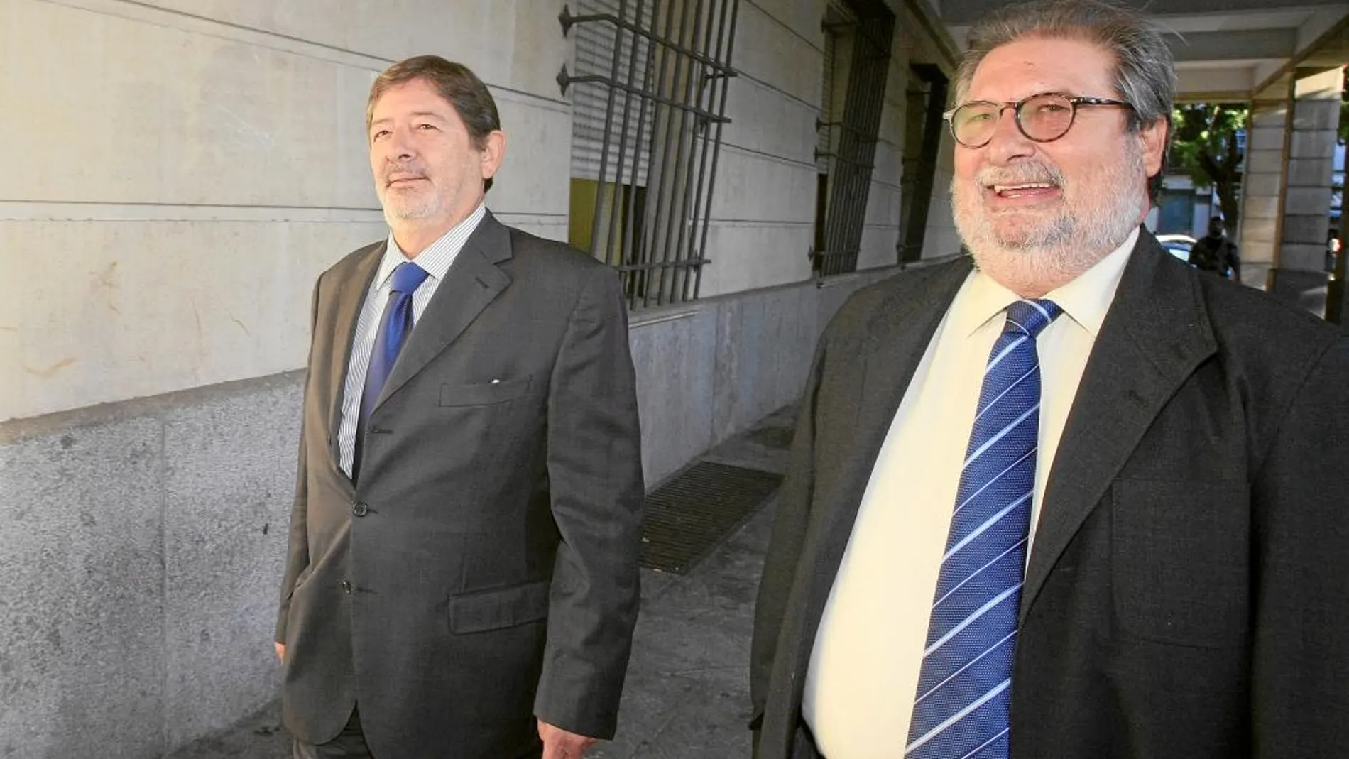 El ex director general de Trabajo, Francisco Javier Guerrero, junto a su abogado, Fernando de Pablo