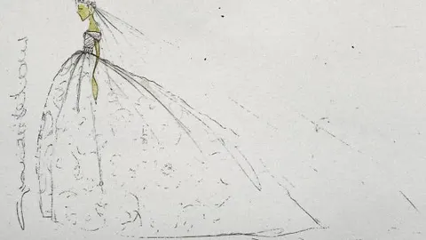 LA RAZÓN ha tenido acceso a los bocetos del vestido de Laura Vecino. El cuerpo partió de un diseño entallado al que añadieron una falda voluminosa.