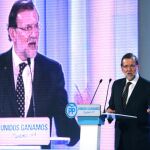 El presidente de Gobierno, Mariano Rajoy, durante el acto electoral que los populares celebraron anoche en Reús