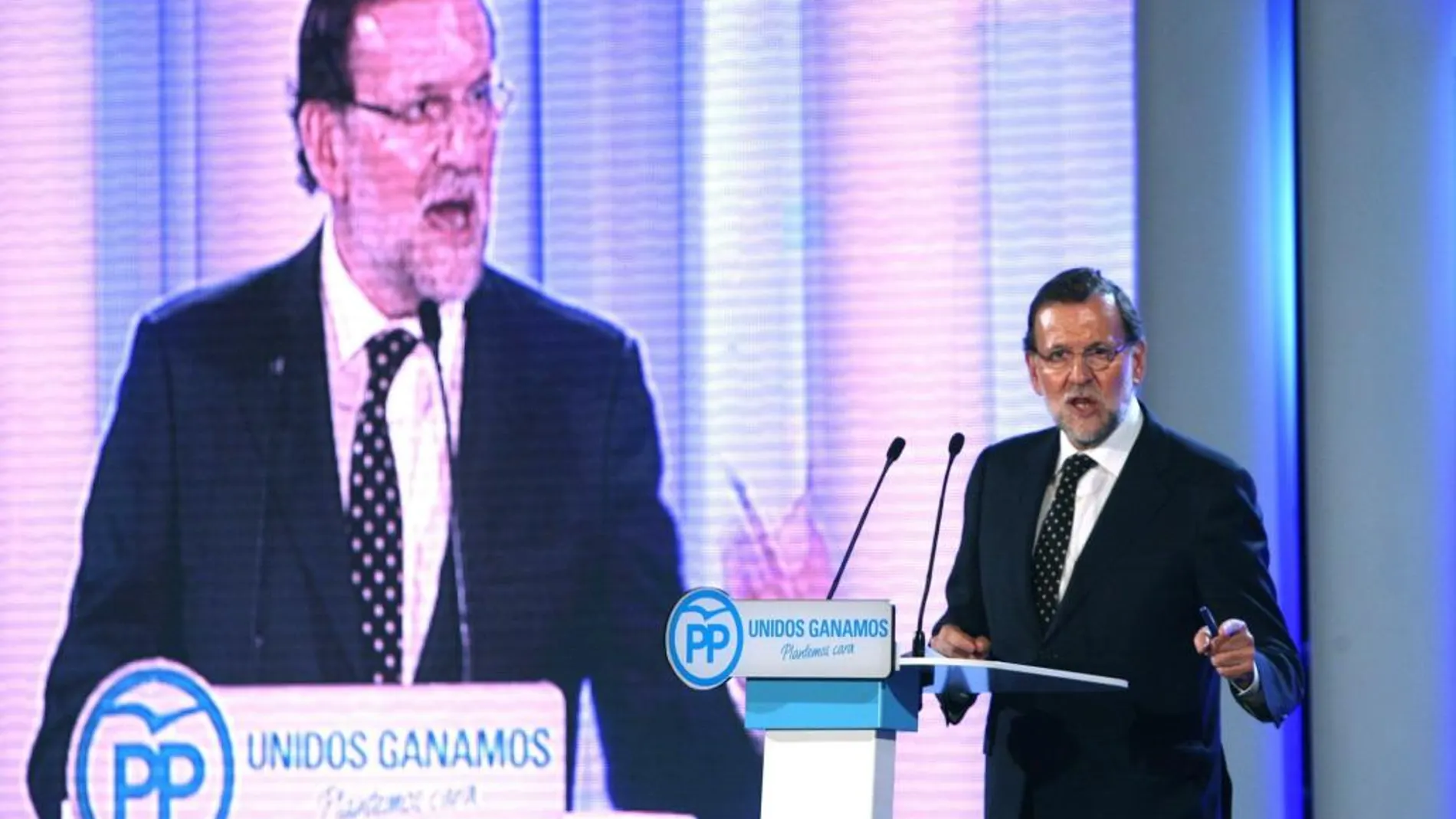 El presidente de Gobierno, Mariano Rajoy, durante el acto electoral que los populares celebraron anoche en Reús