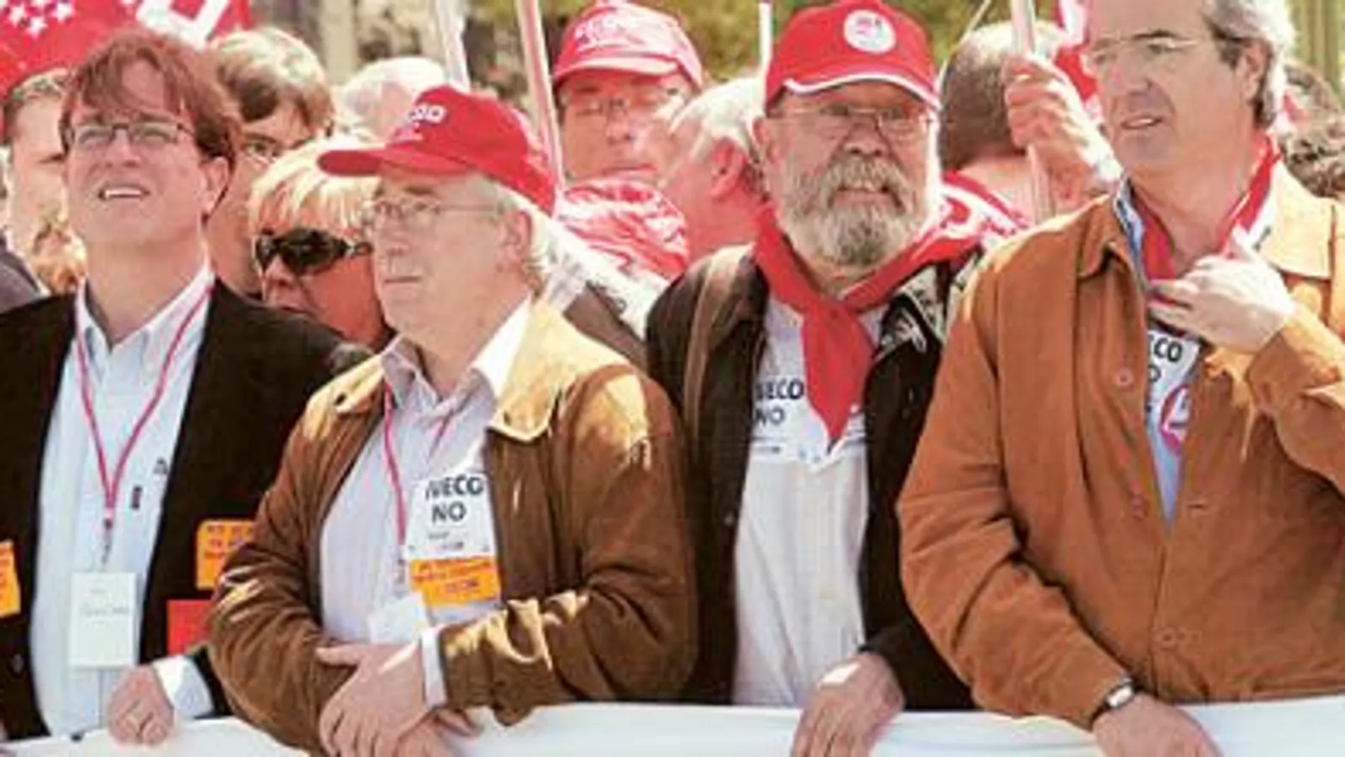 Gobierno y CEOE, acorralados