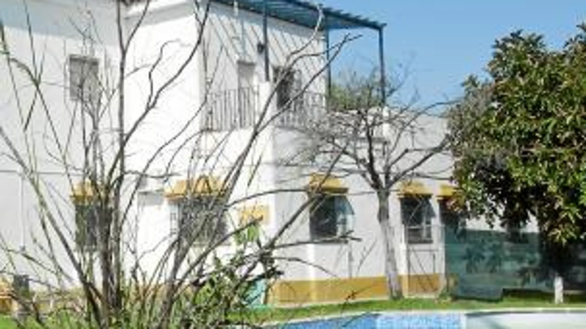 La residencia para discapacitados mentales Cruz Blanca se encuentra ubicada en el barrio nazareno de Montequinto