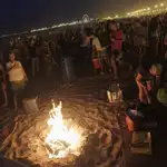 La playa de Valencia se llenó el año pasado de gente que celebraba la noche de San Juan