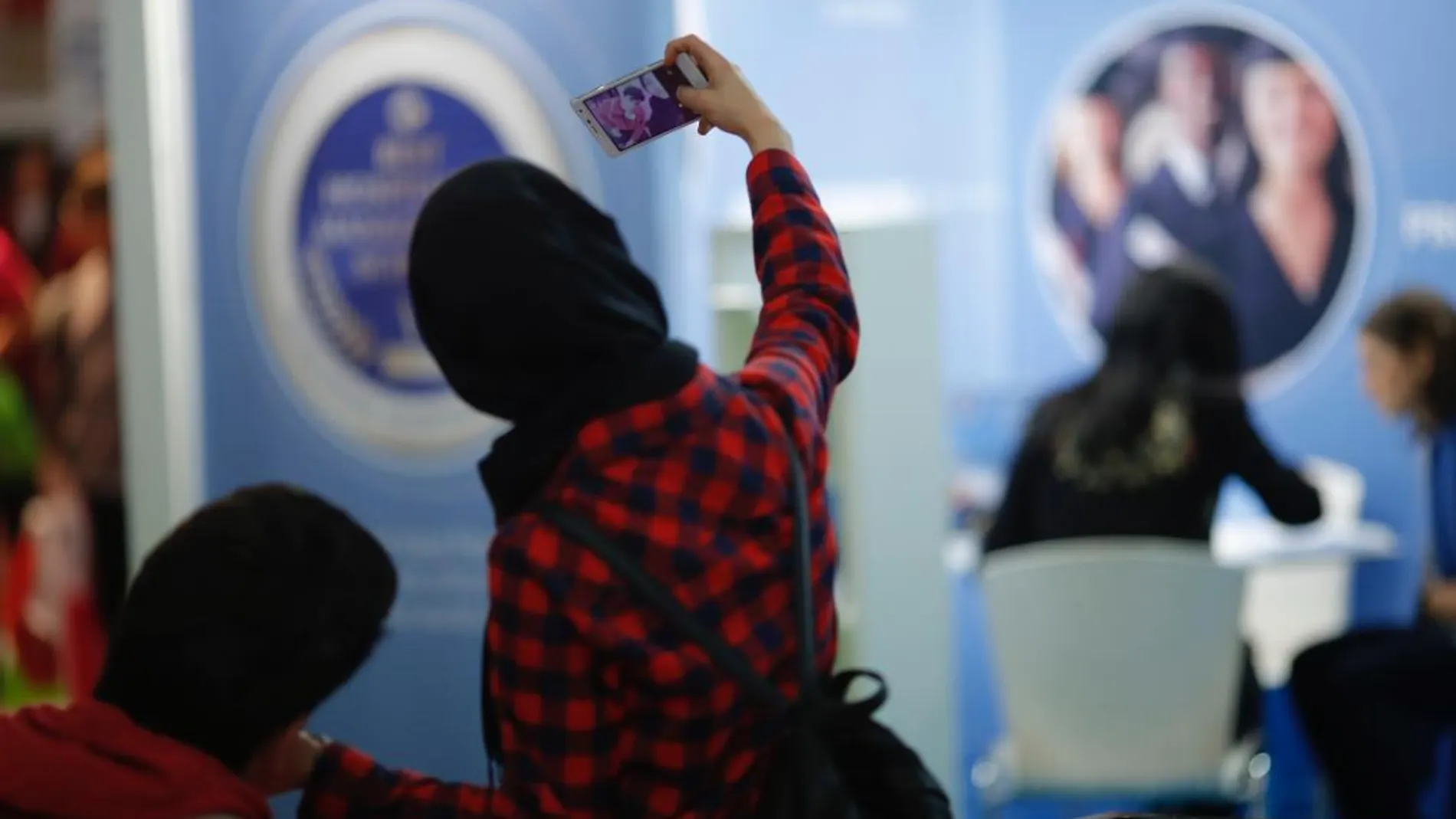 Una mujer haciéndose un selfie, en una imagen de archivo