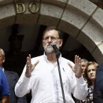 El presidente del Gobierno, Mariano Rajoy (c), durante su intervención hoy en un acto en la localidad lucense de Portomarín, donde ha sido nombrado Caballero de la Real Orden Serenísima de la Alquitara.