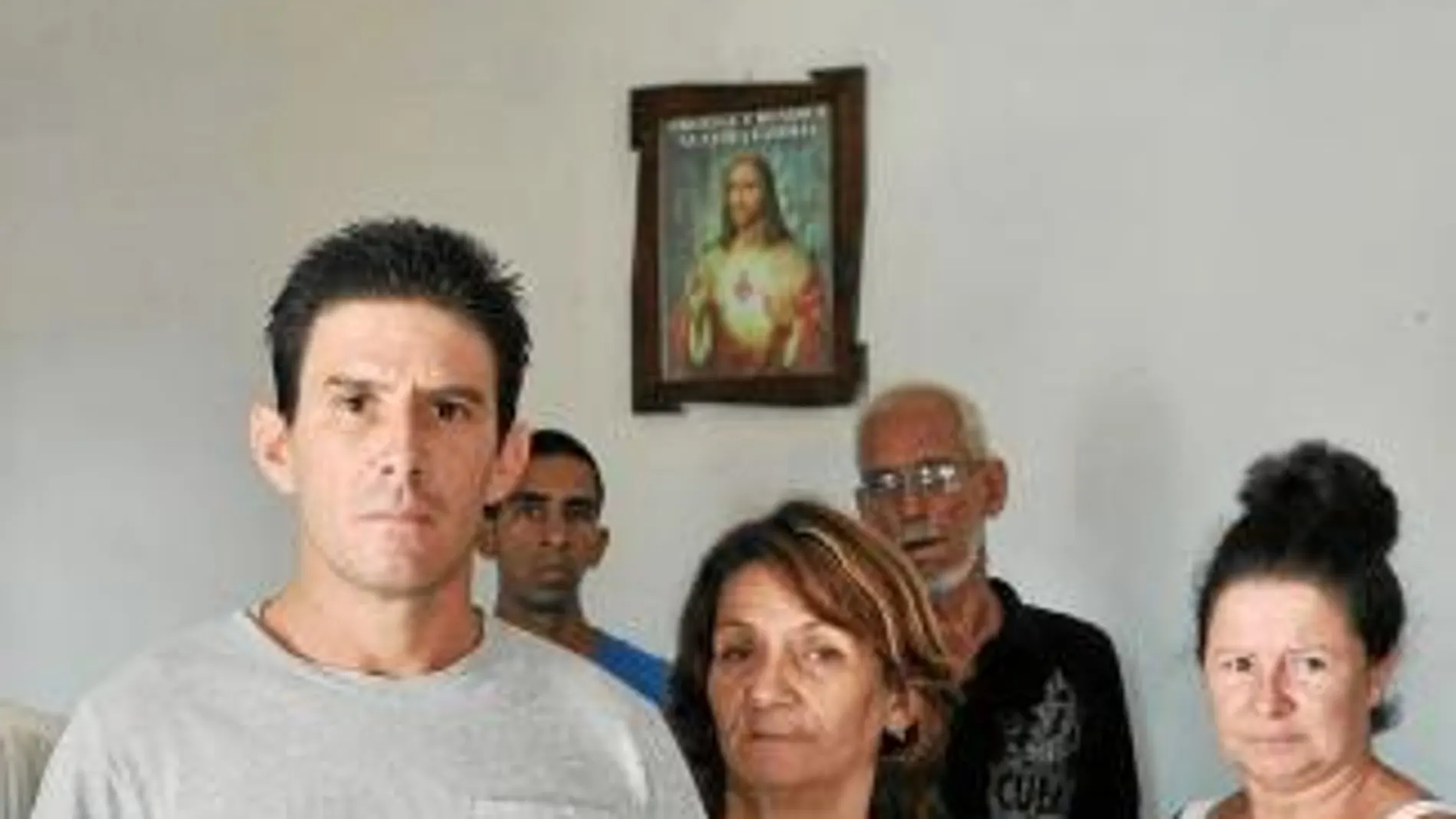 El disidente cubano Silvio Benítez y otros opositores posan con la carta enviada al Parlamento reclamando la libertad de movimiento en la isla