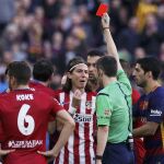 El árbitro Undiano Mallenco (d) saca tarjeta roja al defensa del Atlético de Madrid Filipe Luis por la entrada al delantero Liones Messi