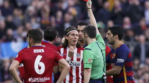 El árbitro Undiano Mallenco (d) saca tarjeta roja al defensa del Atlético de Madrid Filipe Luis por la entrada al delantero Liones Messi