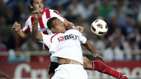 Luis Fabiano pelea un balón con Ustaritz