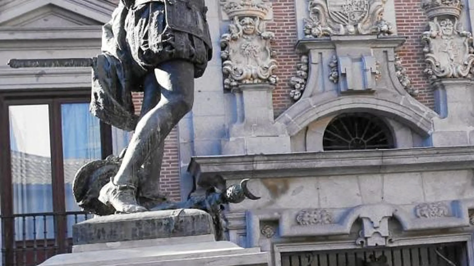 La estatua de Mariano Benlliure con la imagen de Álvaro de Bazán se erigió en la Plaza de la Villa en 1888