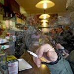 Los bares y restaurantes también deberían estar libres de humo /Alberto Estévez