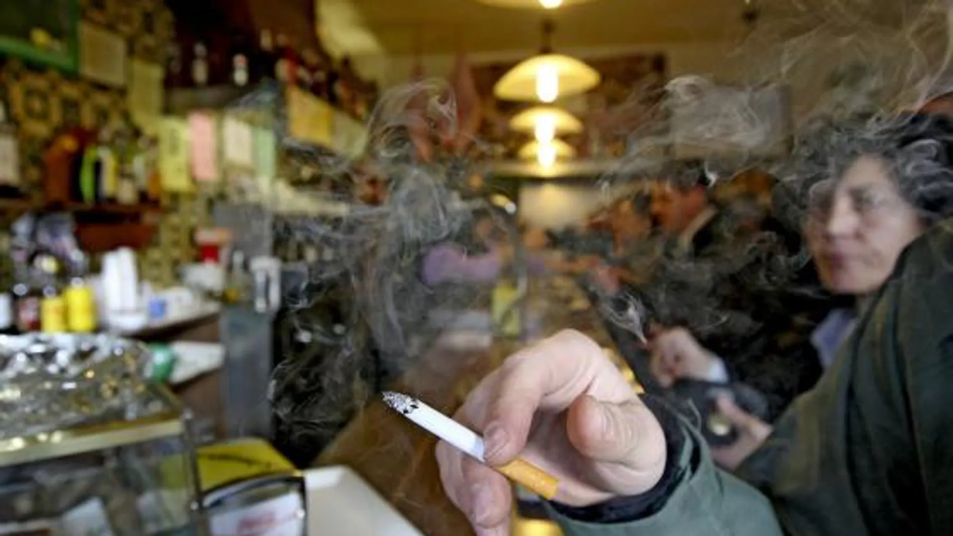 Los bares y restaurantes también deberían estar libres de humo /Alberto Estévez