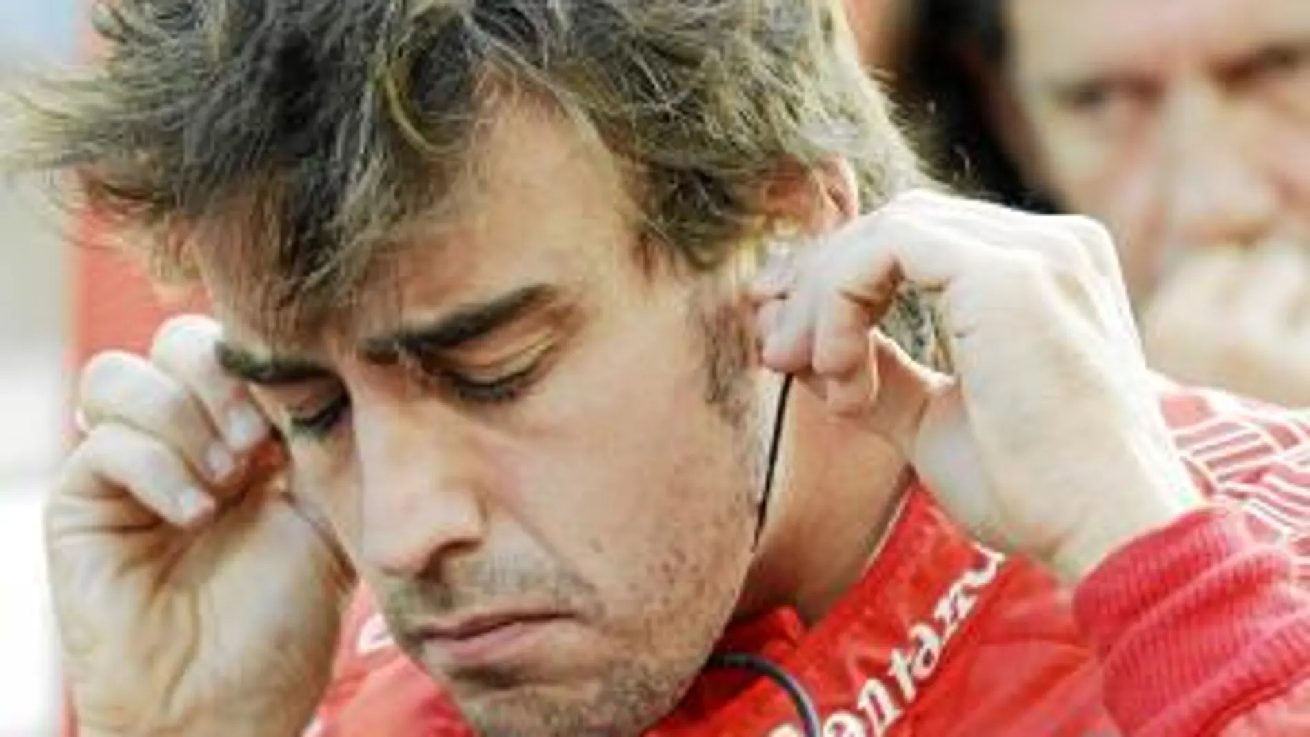 FERNANDO ALONSO, con cara de circunstancias, nada más bajarse del Ferrari, después de una carrera en la que todo lo tuvo en contra