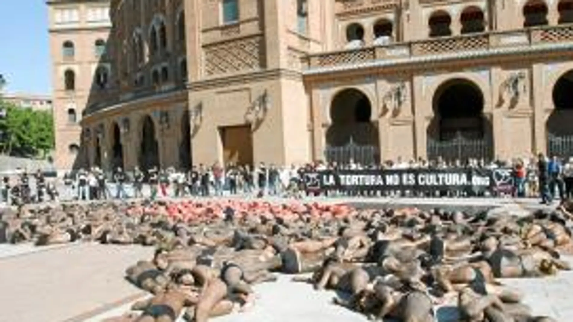 Los antitaurinos la montan en Las Ventas