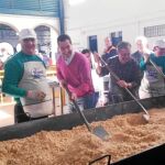Moreno participó ayer en las «migas solidarias» de Lora del Ríoo