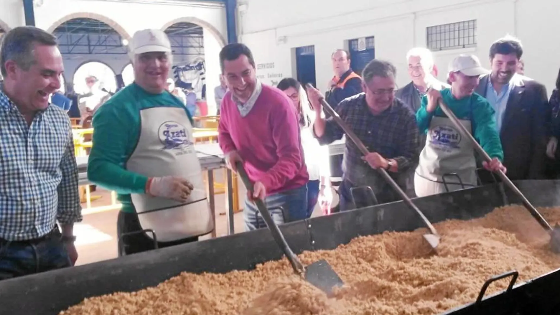 Moreno participó ayer en las «migas solidarias» de Lora del Ríoo