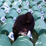 Una musulmana bosnia llora sobre una urna funeraria en el Centro Conmemorativo Potocari en Srebrenica (Bosnia-Herzegovina) hoy, 11 de julio de 2015, durante el entierro de 136 musulmanes recién identificados que fueron asesinados en Srebrenica.