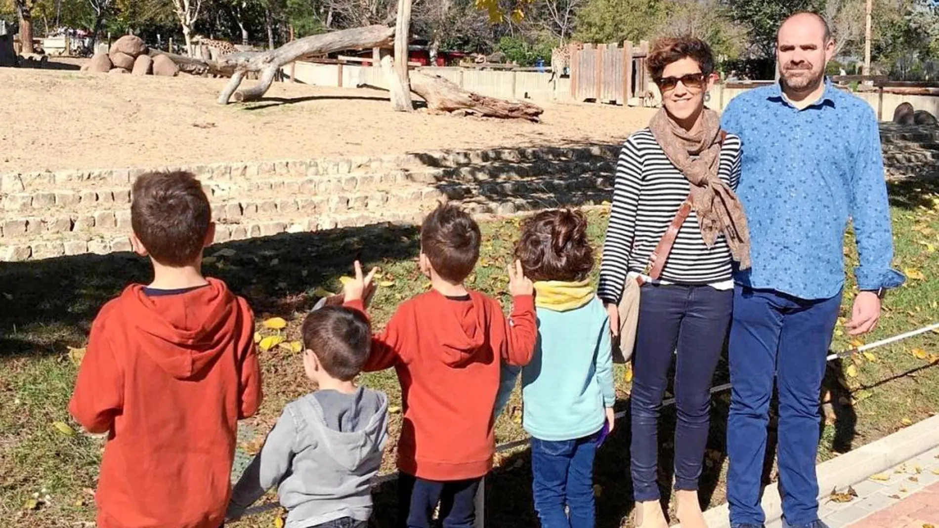 Fotografía cedida por los padres de Lucía; en la imagen, justo al lado de sus progenitores