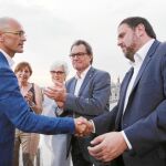 Raúl Romeva saluda a Oriol Junqueras en presencia de Mas y Murial Casals, el pasado 27 de julio