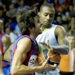 Ricky Rubio entra a canasta obstaculizado por Dowdell