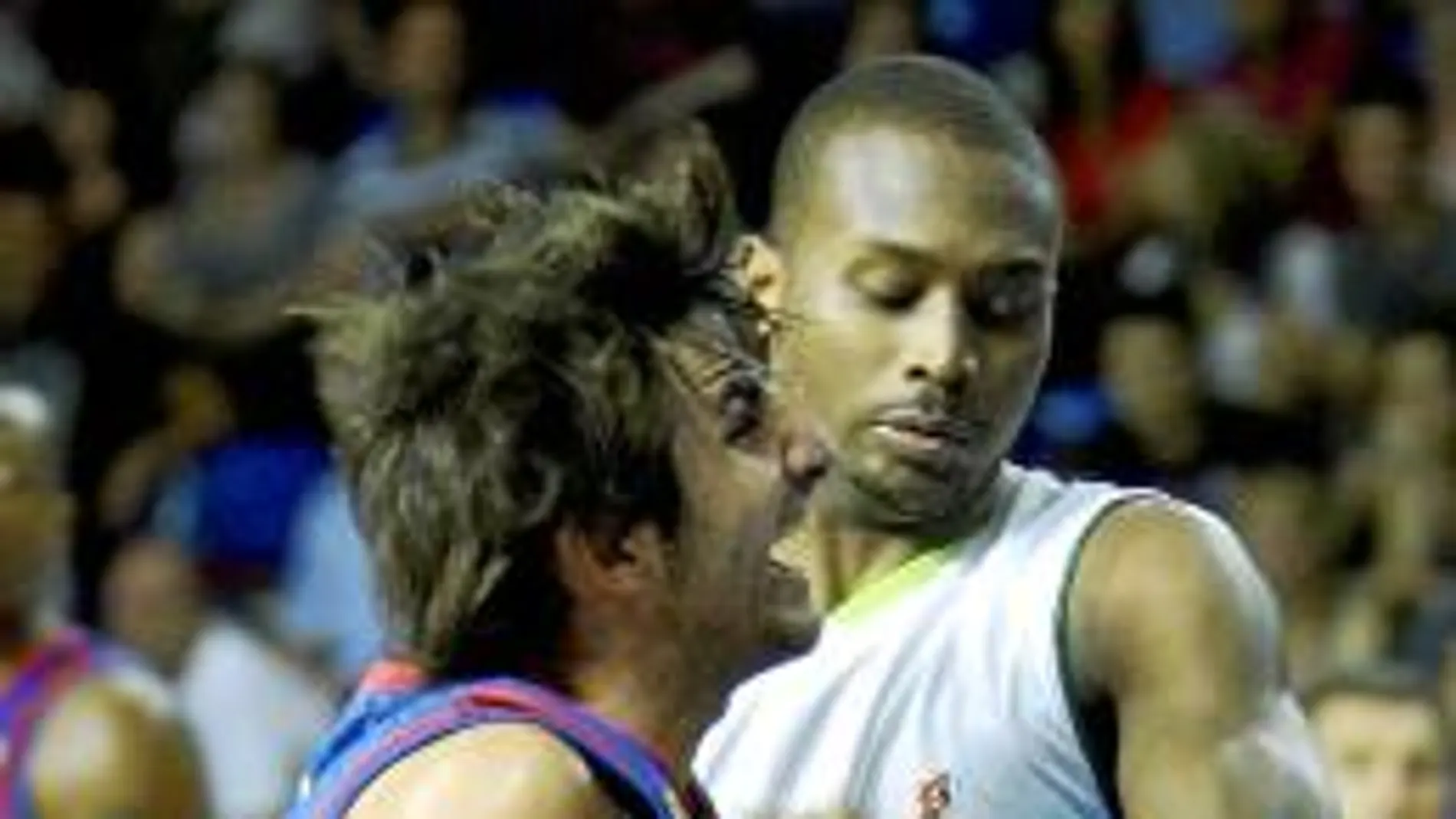 Ricky Rubio entra a canasta obstaculizado por Dowdell