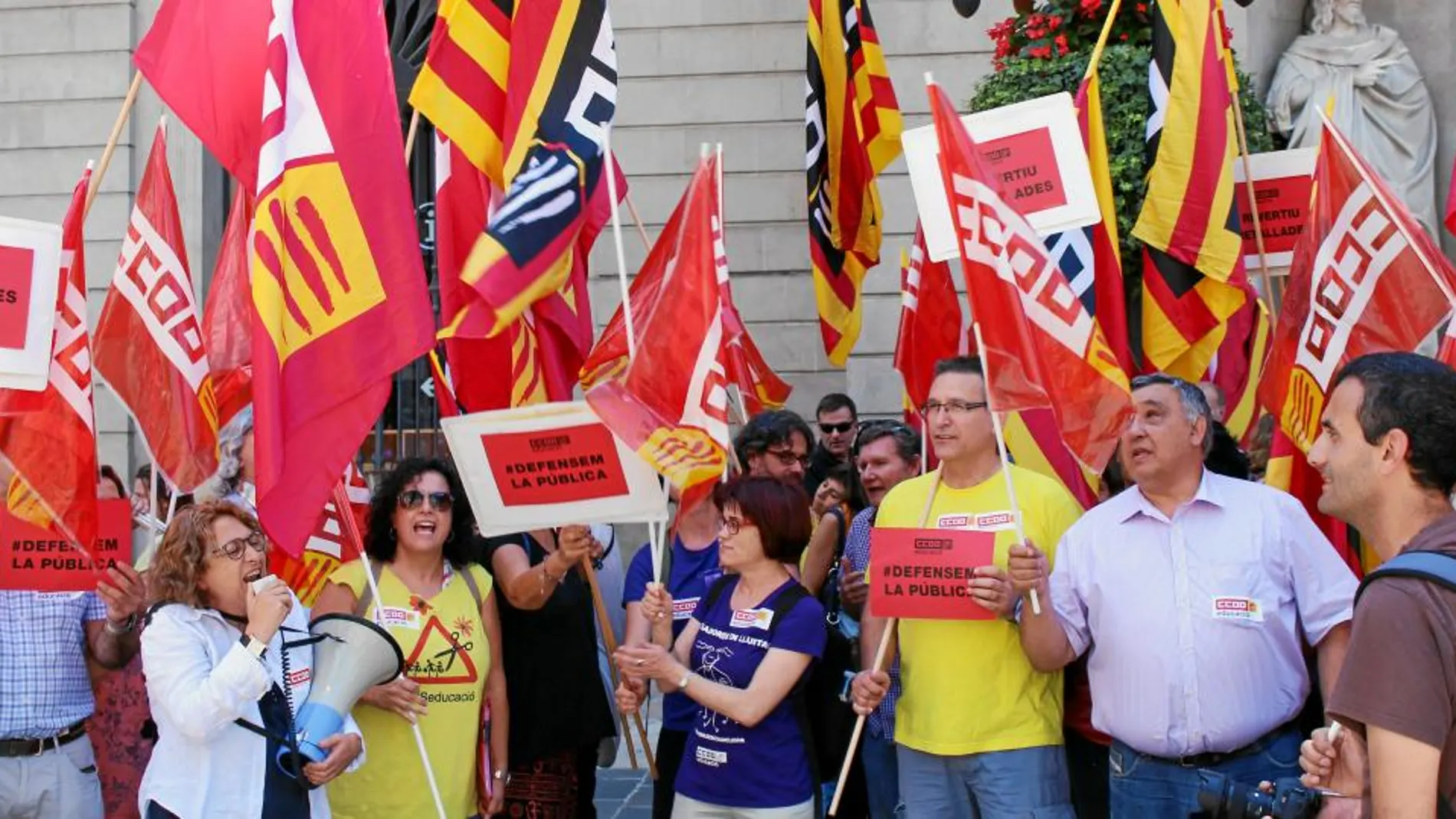 Los sindicatos en defensa de la educación pública se manifestaron el martes frente a la Generalitat contra los recortes en Educación