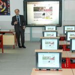 El profesor tendrá un ordenador con dos pantallas, una conectada a las de los alumnos y otra a la pizarra digital