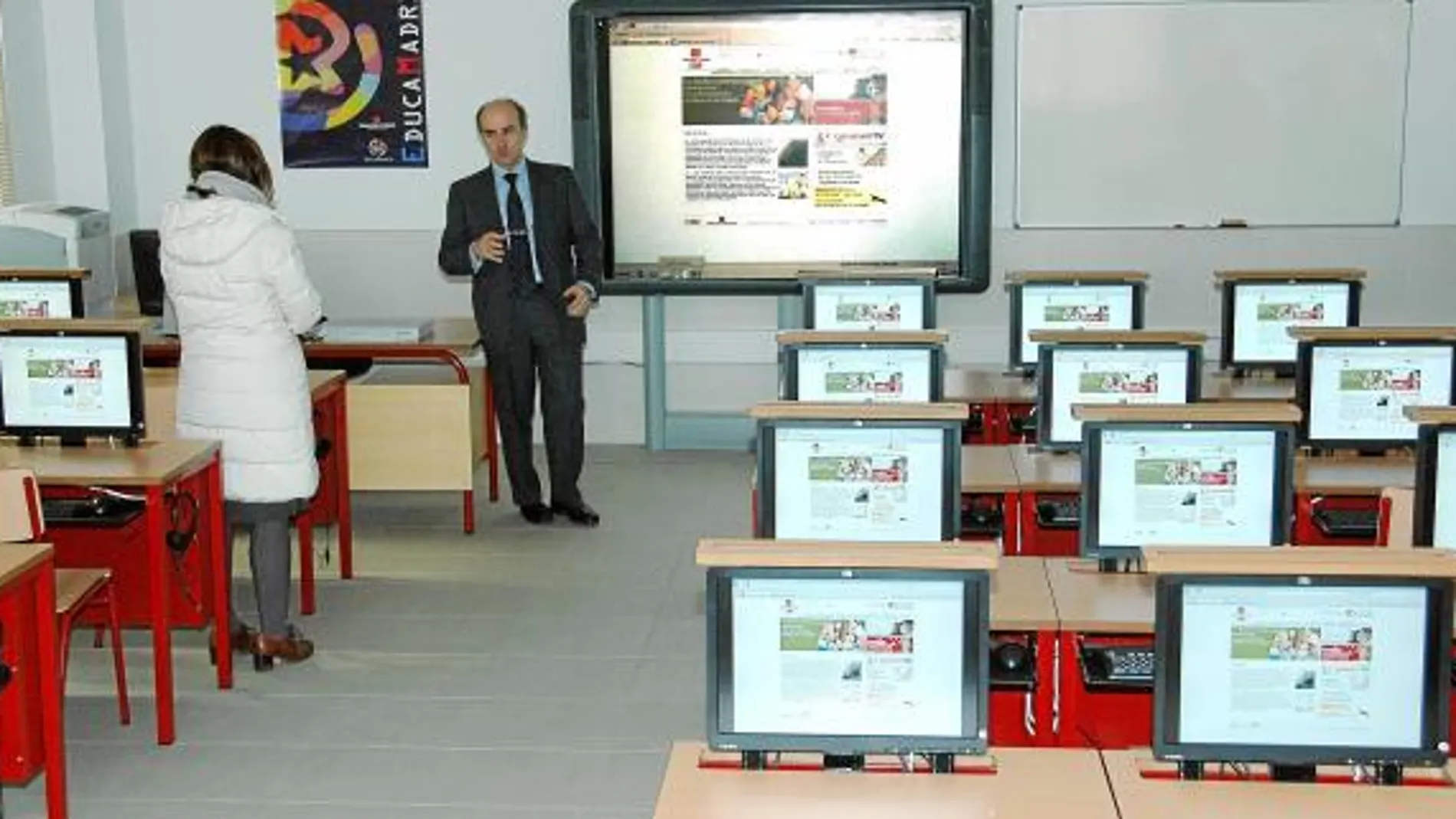 El profesor tendrá un ordenador con dos pantallas, una conectada a las de los alumnos y otra a la pizarra digital