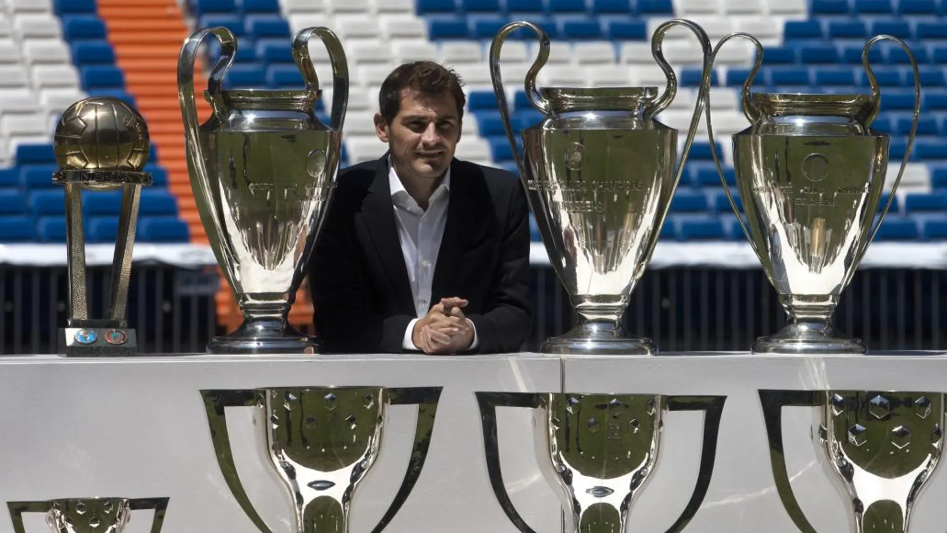 Iker Casillas posa en el césped del Bernabéu con los 19 trofeos que ha conquistado con el Real Madrid