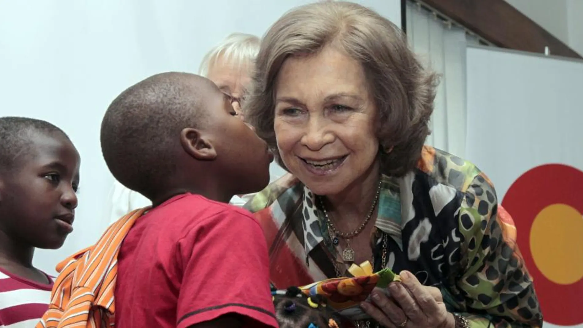 La Reina recibe un regalo de una niña en la sede de Naciones Unidas en Maputo