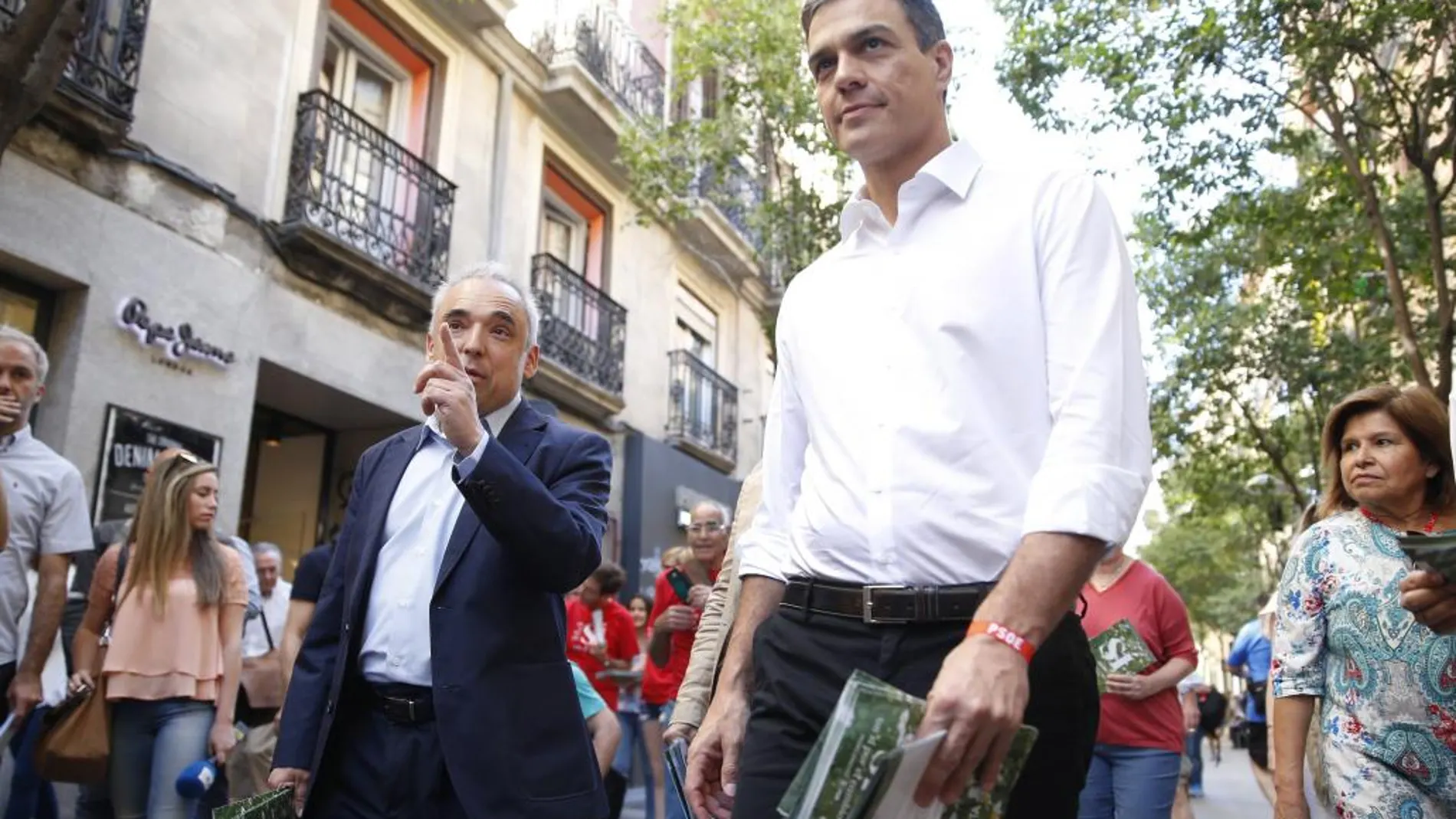 El secretario general del PSOE, Pedro Sánchez, ha repartido propaganda electoral desde el Mercado de Fuencarral hasta la Gran Vía acompañado de algunos dirigentes socialistas como Rafael Simancas.