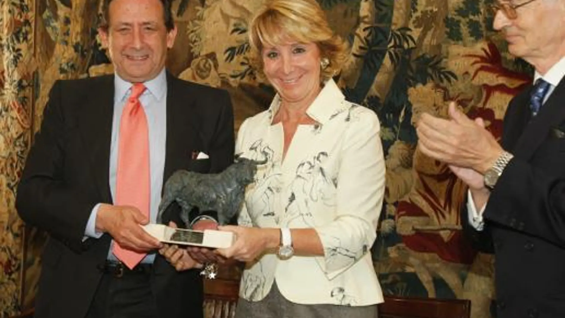 Alfonso Ussía recibe la figura realizada por el escultor Pablo Lozano de manos de Esperanza Aguirre