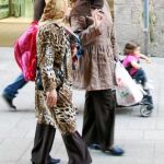 Dos mujeres musulmanas pasean por el centro de Lérida