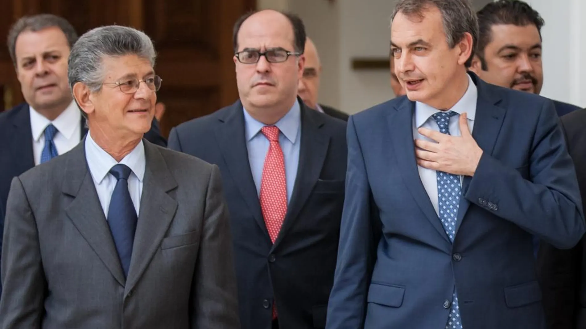 Rodríguez Zapatero sale de una reunión, acompañado del presidente de la Asamblea Nacional de Venezuela, Henry Ramos Allup (i).