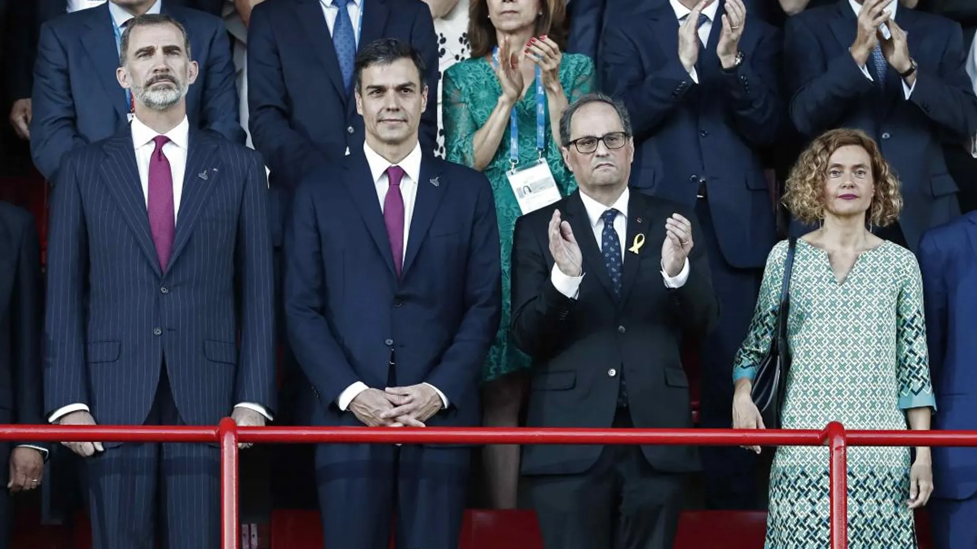 Felipe VI junto a Pedro Sánchez (2ºi), Quim Torra (2ºd), y Meritxel Batet durante la inauguración de los XVIII Juegos Mediterráneos esta tarde en el Nou Estadi de Tarragona. EFE/Jesús Diges