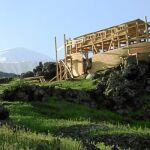 Desde hace años, el Gobierno de Turquía utiliza el Arca de Noé como reclamo para científicos, exploradores y turistas. En la imagen, una reconstrucción de la embarcación bíblica, y al fondo, el Monte Ararat