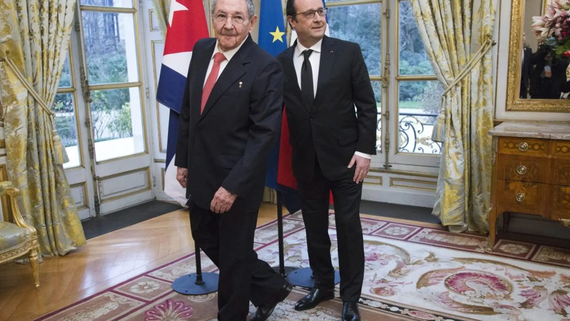 El presidente de Cuba, Raúl Castro y con su homólogo francés François Hollande durante su encuentro en el palacio del Elíseo