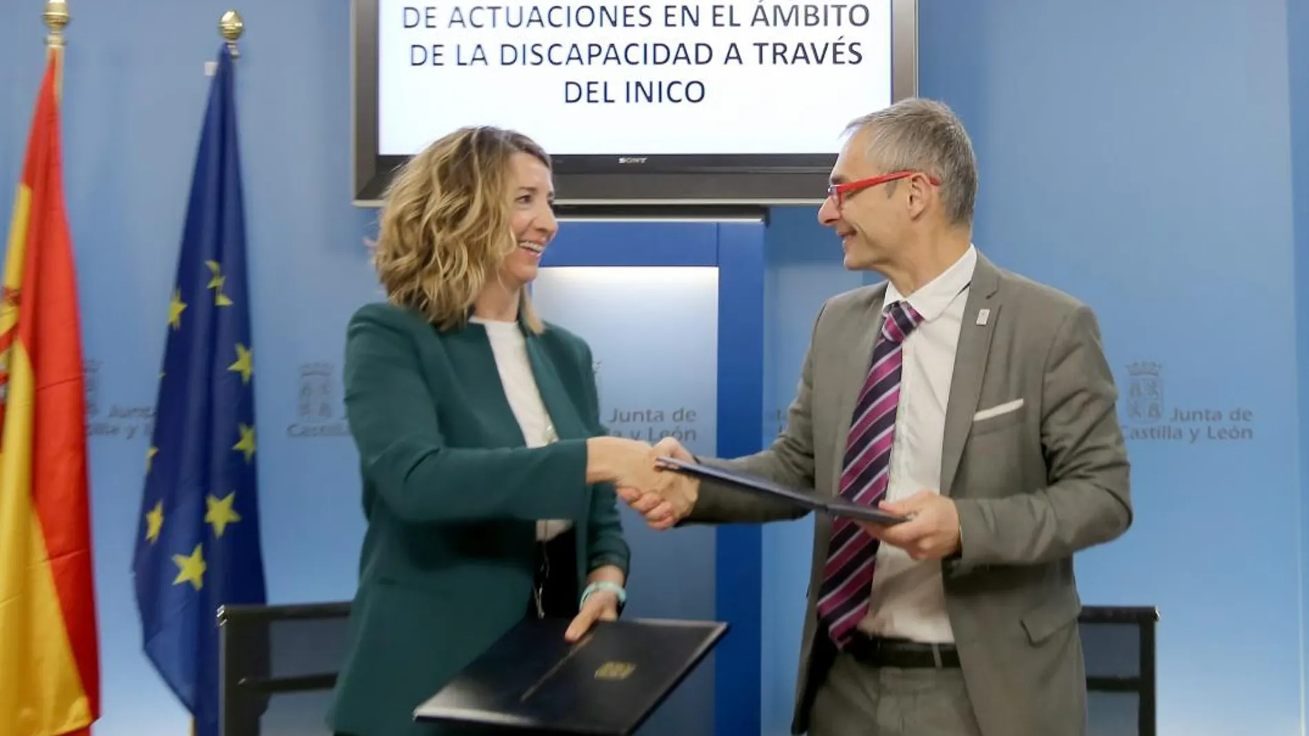 La consejera Alicia García y el rector de la Usal, Ricardo Rivero, firman el convenio