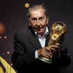 Alcides Ghiggia sostiene el trofeo del Mundial Brasil 2014 en Montevideo (Uruguay)