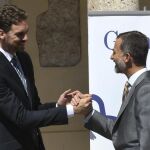 El Rey Felipe VI felicita al jugador de baloncesto Pau Gasol (i) al que le ha entregado el premio Camino Real