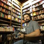 El coordinador de Izquierda Unida, José Sarrión, con su libro «La noción de ciencia en Manuel Sacristán», que presentó en la librería Sandoval de Valladolid