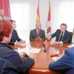 Un instante de la reunión de ayer del consejero de la Presidencia, José Antonio De Santiago-Juárez, con miembros de la Asociación de Víctimas del Terrorismo