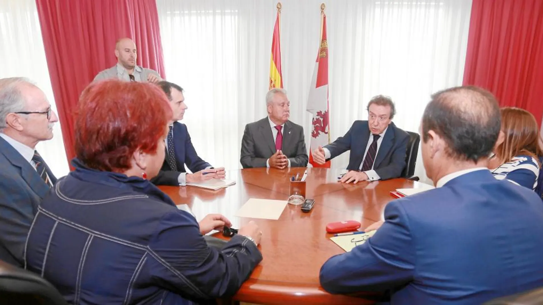 Un instante de la reunión de ayer del consejero de la Presidencia, José Antonio De Santiago-Juárez, con miembros de la Asociación de Víctimas del Terrorismo