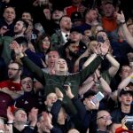 Aficionados del Manchester United animan a su equipo ante el Sevilla en el partido de ida de octavos de final de la Liga de Campeones disputado el pasado miércoles