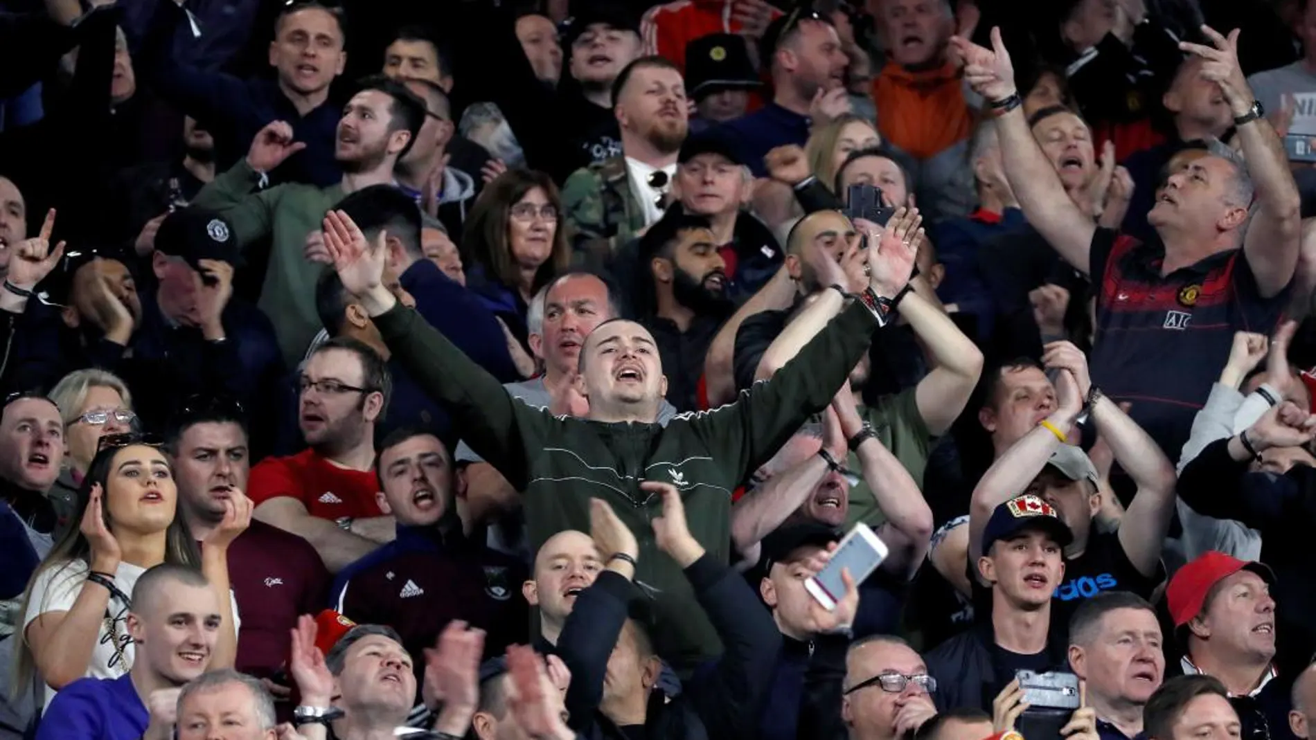Aficionados del Manchester United animan a su equipo ante el Sevilla en el partido de ida de octavos de final de la Liga de Campeones disputado el pasado miércoles