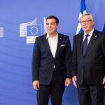 El presidente de la Comisión Europea (CE), Jean-Claude Juncker (dcha), recibe al primer ministro griego Alexis Tsipras, a su llegada a la reunión del Consejo Europeo sobre la crisis de refugiados en Europa