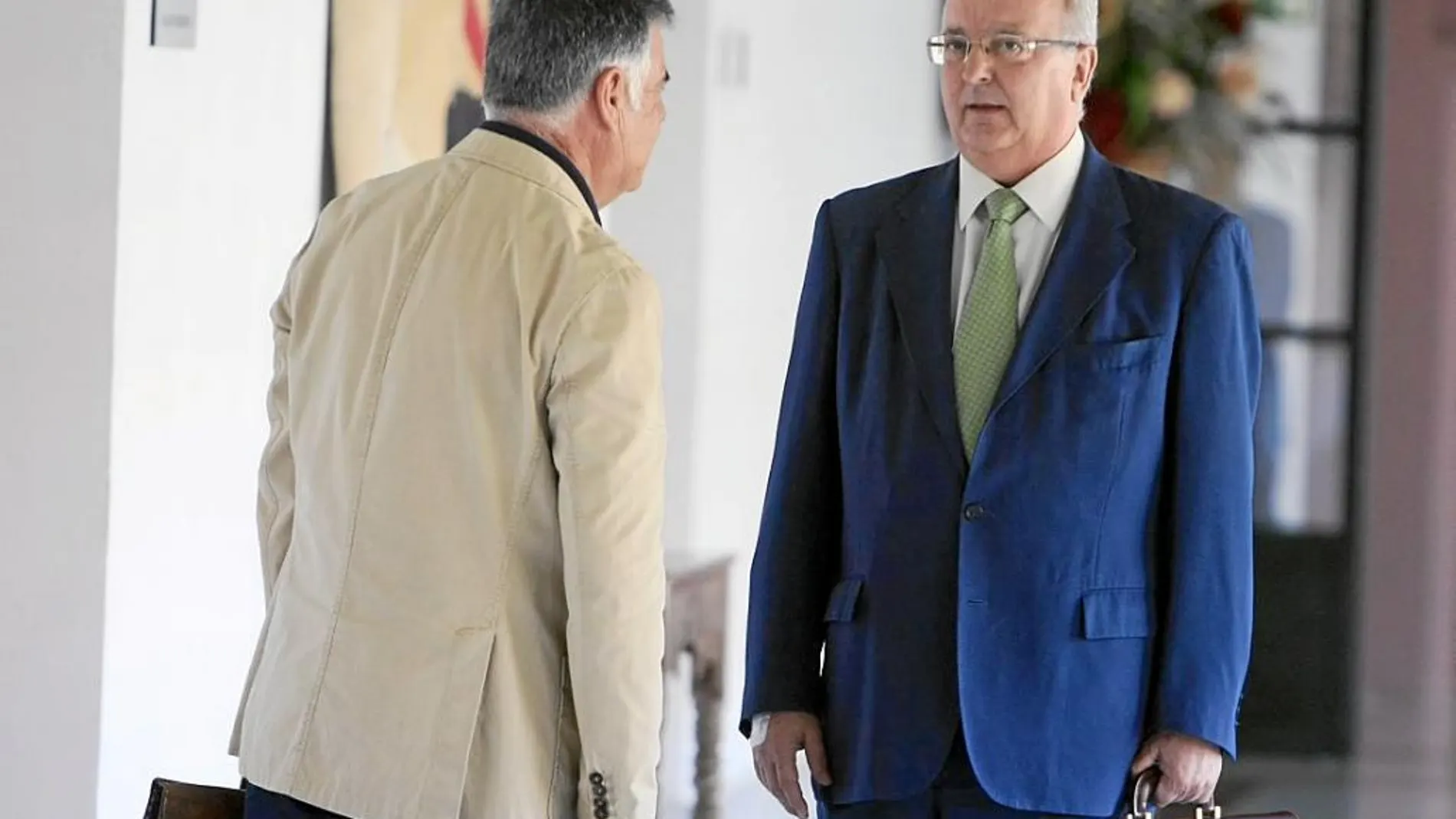 José Antonio Viera y Antonio Fernández se encontraron ayer en los pasillos del Parlamento de Andalucía