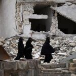 Imagen de archivo de mujeres sirias en una ciudad destrozada por los bombardeos