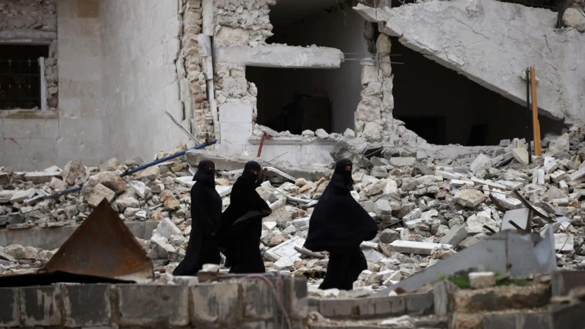 Imagen de archivo de mujeres sirias en una ciudad destrozada por los bombardeos