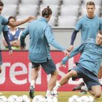 Último entrenamiento del Madrid, ayer en Alemania. Varane, Bale, Kovacic y Cristiano Ronaldo se preparan para el partido